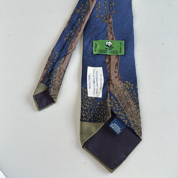 WWF World Wildlife Fund Bengal Tigers Neck Tie Navy Blue 100% Silk Vintage 1991 - Picture 6 of 9